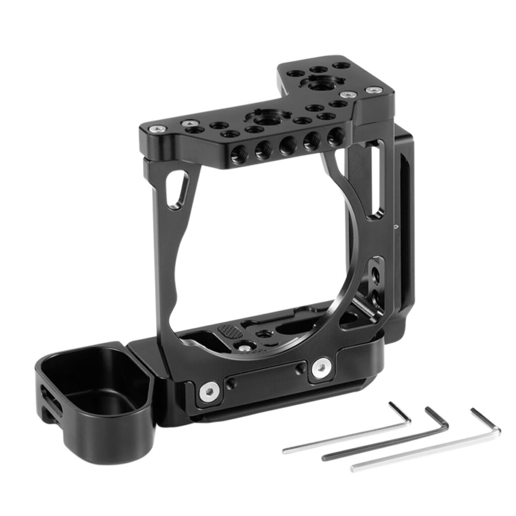 SmallRig-2236-3 SmallRig 2236 Half Cage w/ ARCA L-Bracket for Sony A7III/A7RIII, kuvassa mustaa metallia, jossa on useita kiinnitysreikiä, sisältää irrotettavan sivulokeron ja kolme kuusiokoloavainta, kaikki valkoisella pohjalla.