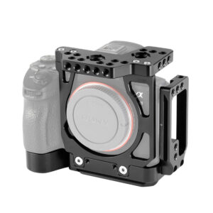 SmallRig-2236 SmallRig 2236 Half Cage ja ARCA L-kiinnike kiinnitetään Sony A7III/A7RIII -kameraan, ja siinä on useita kiinnityspisteitä ja kiinnitysreikiä. Kuvassa mustaa metallia valkoisella pohjalla.