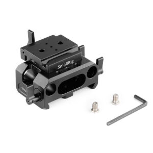 SmallRig-2261-2 SmallRig 2261 -levy BMDPCC 4K/6K (Arca) -kameran lisävarustekiinnikkeelle, jossa on useita kiinnityspisteitä, kuvassa kaksi ruuvia ja kuusiokoloavain valkoisella pohjalla.