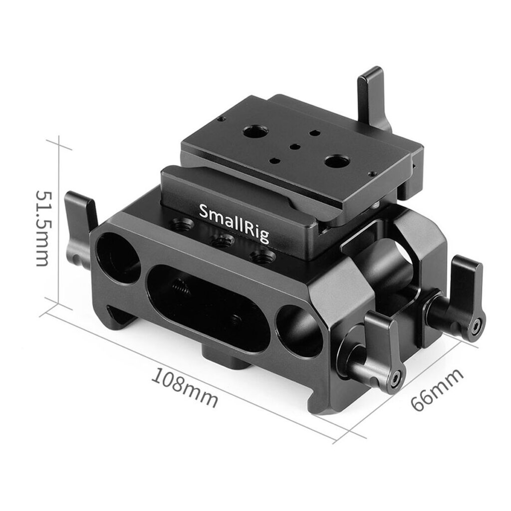SmallRig-2261-3 SmallRig 2261 -levy BMDPCC 4K/6K:lle (Arca) mustaa metallia, jossa on useita kiinnitysreikiä ja vipuja. Mitat: 51,5 mm korkea, 108 mm pitkä ja 66 mm leveä.