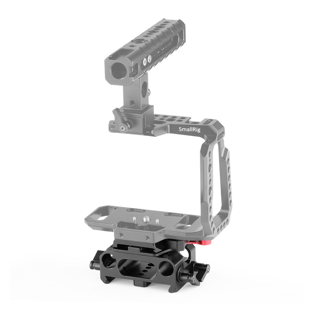 SmallRig-2266-2 SmallRig 2266 Plate for BMDPCC 4K/6K (Manfrotto 501) on metallinen kameralevy, jossa on useita kiinnityspisteitä ja joka on suunniteltu lisälaitteiden turvalliseen kiinnittämiseen Blackmagic Pocket Cinema -kameroihin. Yläkahva näyttää osittain haalistuneelta.