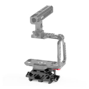 SmallRig-2266-2 SmallRig 2266 Plate for BMDPCC 4K/6K (Manfrotto 501) on metallinen kameralevy, jossa on useita kiinnityspisteitä ja joka on suunniteltu lisälaitteiden turvalliseen kiinnittämiseen Blackmagic Pocket Cinema -kameroihin. Yläkahva näyttää osittain haalistuneelta.