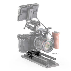 SmallRig-2266-4 SmallRig 2266 Plate for BMDPCC 4K/6K (Manfrotto 501) tukee kamerarigiä, jossa on monitori, objektiivi, puukahva ja tangot pohjalevyllä. 85 mm:n mitta on merkitty objektiivin keskipisteestä alla oleviin tankoihin.