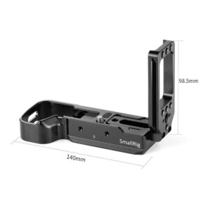 SmallRig-2278-2 SmallRig 2278 L-kiinnike Sony A7 II/A7R II/A7S II -kameroille on musta metallinen kiinnike, jonka mitat ovat 140 mm leveä ja 98,5 mm korkea ja jossa on useita kiinnitysreikiä ja kuvioitu pinta.