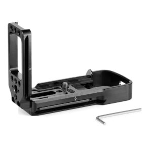 SmallRig-2278 SmallRig 2278 L-kiinnike Sony A7 II/A7R II/A7S II:lle on musta metallinen kiinnike, jossa on useita ruuvinreikiä, pystysuora ote ja mukana toimitetaan kuusiokoloavain-työkalu, kuvassa valkoisella pohjalla.
