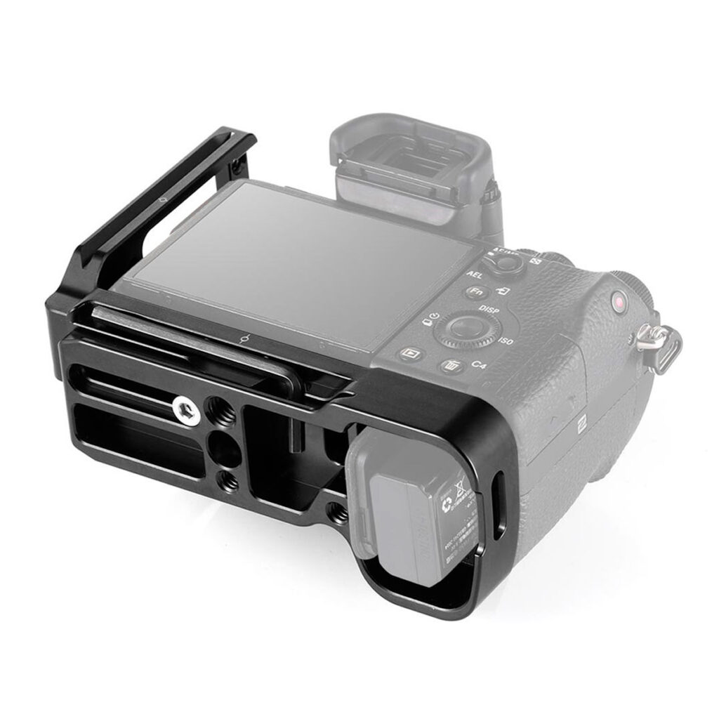 SmallRig-2278-3 SmallRig 2278 L-kiinnike Sony A7 II/A7R II/A7S II -kameralle kiinnitetään digitaalikameraan, jolloin se tarjoaa ylimääräisiä kiinnityspisteitä ja suojaa samalla, kun takaosan LCD-näyttö ja säätimet pysyvät osittain näkyvissä.