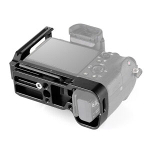 SmallRig-2278-3 SmallRig 2278 L-kiinnike Sony A7 II/A7R II/A7S II -kameralle kiinnitetään digitaalikameraan, jolloin se tarjoaa ylimääräisiä kiinnityspisteitä ja suojaa samalla, kun takaosan LCD-näyttö ja säätimet pysyvät osittain näkyvissä.