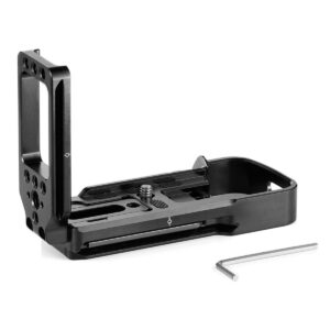 SmallRig-2278 SmallRig 2278 L-kiinnike Sony A7 II/A7R II/A7S II:lle on musta metallinen kiinnike, jossa on useita ruuvinreikiä, pystysuora ote ja mukana toimitetaan kuusiokoloavain-työkalu, kuvassa valkoisella pohjalla.