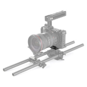 SmallRig-2280-2 Ammattikäyttöön tarkoitettu kameralaitteisto, jossa on kaksi pitkää tankoa, yläkahva ja mattapintainen laatikko, näyttää korostetun SmallRig 2280 QR Clamp & Plate Arca -kiinnikkeen; kaikki muut varusteet on häivytetty korostuksen vuoksi.