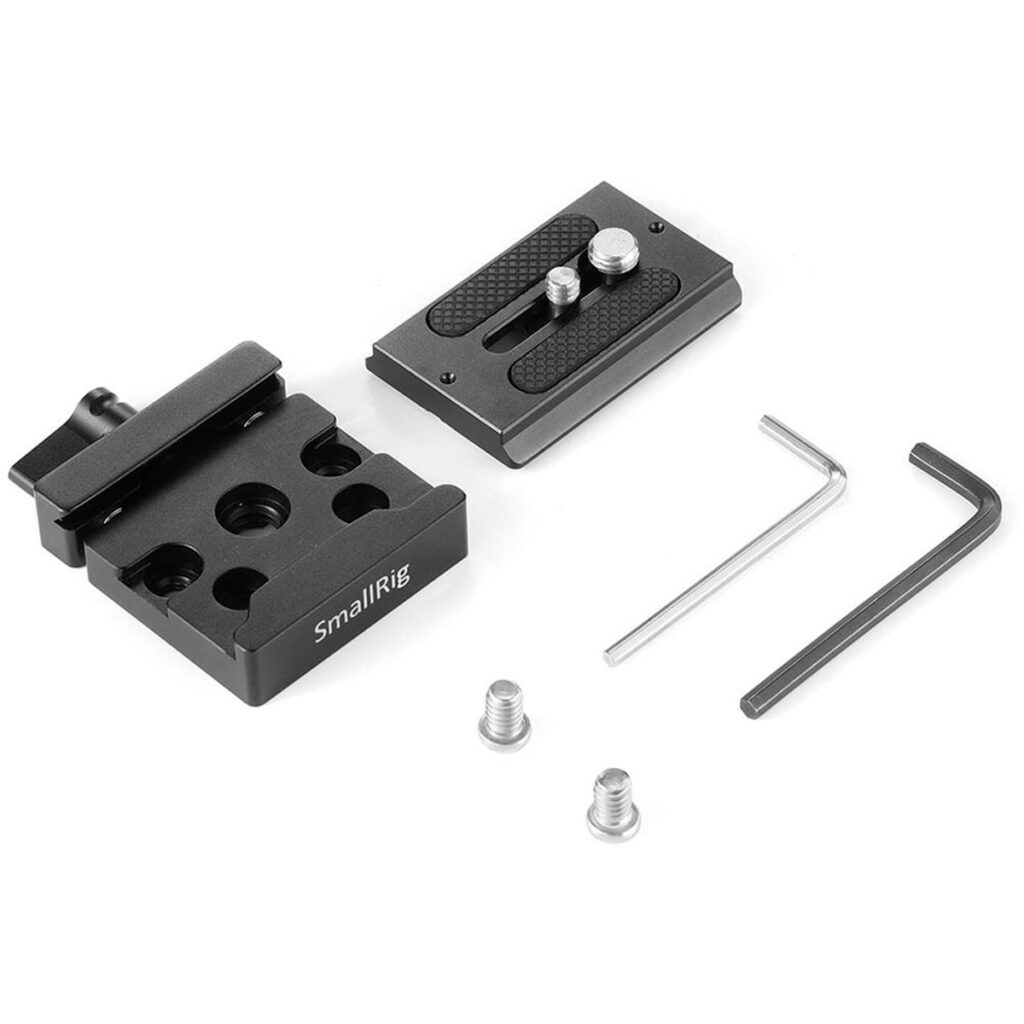 SmallRig-2280-5 SmallRig 2280 QR Clamp & Plate Arca -pakkaus, joka sisältää pikakiinnikkeen, levyn, kaksi kuusiokoloavainta ja kaksi kiinnitysruuvia, on aseteltu valkoiselle taustalle.