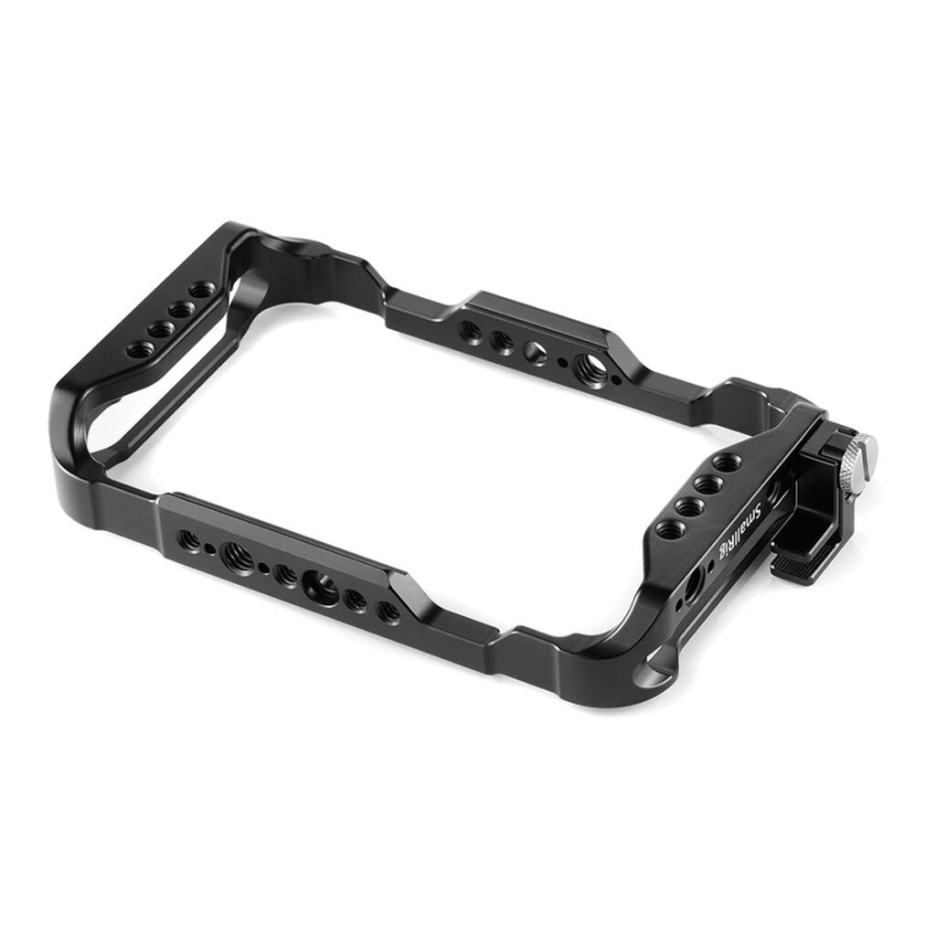 SmallRig 2305 Cage for Atomix 5" Shinobi on musta, suorakulmainen metallihäkki, jossa on useita kierteitettyjä reikiä lisävarusteiden kiinnittämistä varten ja joka on suunniteltu suojaamaan ja tukemaan kameraa kuvaamisen tai valokuvaamisen aikana.