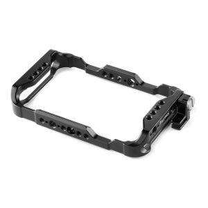 SmallRig 2305 Cage for Atomix 5" Shinobi on musta, suorakulmainen metallihäkki, jossa on useita kierteitettyjä reikiä lisävarusteiden kiinnittämistä varten ja joka on suunniteltu suojaamaan ja tukemaan kameraa kuvaamisen tai valokuvaamisen aikana.