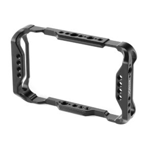 SmallRig-2305 SmallRig 2305 Cage for Atomix 5" Shinobi on musta metallinen, suorakulmainen häkki, jossa on pyöristetyt kulmat ja uritetut sivut, ja jossa on useita kiinnitysreikiä kameran suojaamiseksi ja lisävarusteiden helpon kiinnittämisen mahdollistamiseksi.