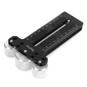 SmallRig-2308-2 SmallRig 2308 Mount Plate CW Ronin S:lle (M 501) on musta metallinen kameran lisävaruste, jossa on senttimetrin viivoitin, nuppisäädöt ja kiinnitysreiät tarkkaa paikannusta varten valokuvaus- tai videokuvausasetuksissa.