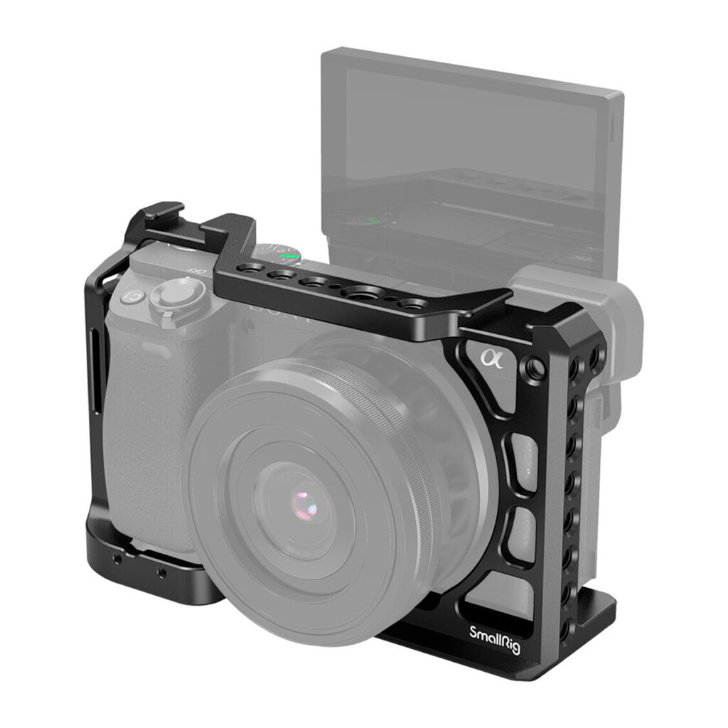 SmallRig-2310 Sony A6100/6300/6400/6500 -kamera ja objektiivi on koteloitu mustaan metalliseen SmallRig 2310 -häkkiin, jossa on useita kiinnitysreikiä ja yläkahva-aukko. Kameran kääntyvä näyttö on osittain koholla ja puoliksi läpinäkyvä.