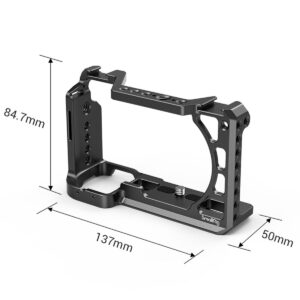 SmallRig-2310-2 SmallRig 2310 Cage for Sony A6100/6300/6400/6500 on metallinen kamerahäkki (84,7 mm korkea, 137 mm leveä, 50 mm syvä), jossa on useita kiinnitysreikiä ja SmallRig-logo pohjassa.