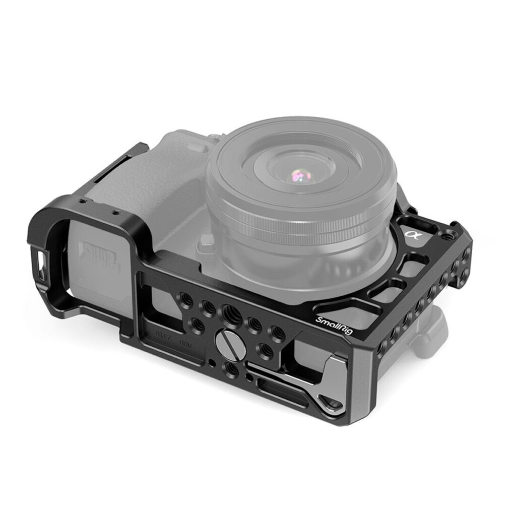 SmallRig-2310-3 SmallRig 2310 Cage for Sony A6100/6300/6400/6500 on musta metallinen häkki, jossa on useita kiinnityspisteitä ja suojakehys, ja joka kuvassa koteloi Sony Alpha -peilittömän kameran ja objektiivin.