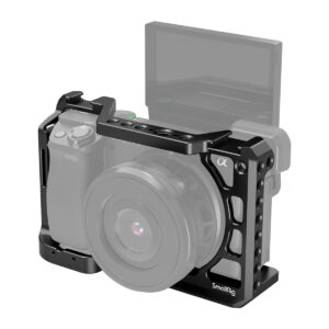SmallRig-2310 Sony A6100/6300/6400/6500 -kamera ja objektiivi on koteloitu mustaan metalliseen SmallRig 2310 -häkkiin, jossa on useita kiinnitysreikiä ja yläkahva-aukko. Kameran kääntyvä näyttö on osittain koholla ja puoliksi läpinäkyvä.