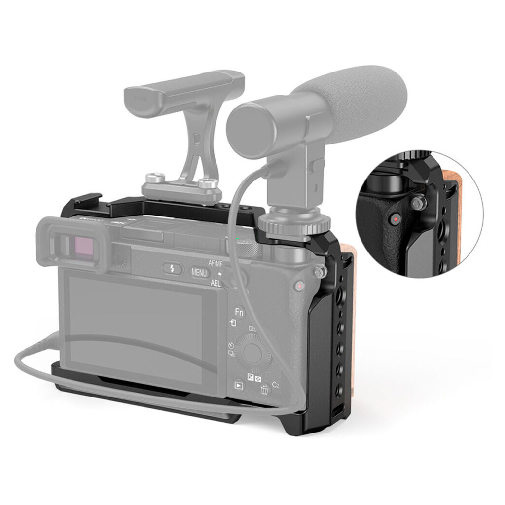 SmallRig-2310-4 SmallRig 2310 Cage for Sony A6100/6300/6400/6500 -mikrofoni on kuvattu takaa, ja lähikuvassa korostuvat häkin oikeassa yläkulmassa olevat säätimet.