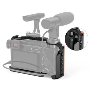 SmallRig-2310-4 SmallRig 2310 Cage for Sony A6100/6300/6400/6500 -mikrofoni on kuvattu takaa, ja lähikuvassa korostuvat häkin oikeassa yläkulmassa olevat säätimet.
