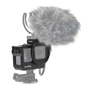 SmallRig-2320-3 SmallRig 2320 -häkissä olevan GoPro Hero 7/6/5 Black -mikrofonin päällä on suuri, harmaa, karvainen tuulensuojamikrofoni, ja kaikki näkyy valkoisella pohjalla.