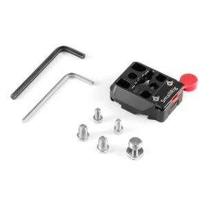 SmallRig-2323 SmallRig 2323 QR Clamp for Nucleus-Nano Controller sisältää mustan pikalukituslevyn, neljä hopeaa ruuvia, hopeanvärisen kiinnitystapin ja kaksi L-muotoista kuusiokoloavainta, kaikki kuvassa valkoisella pohjalla.
