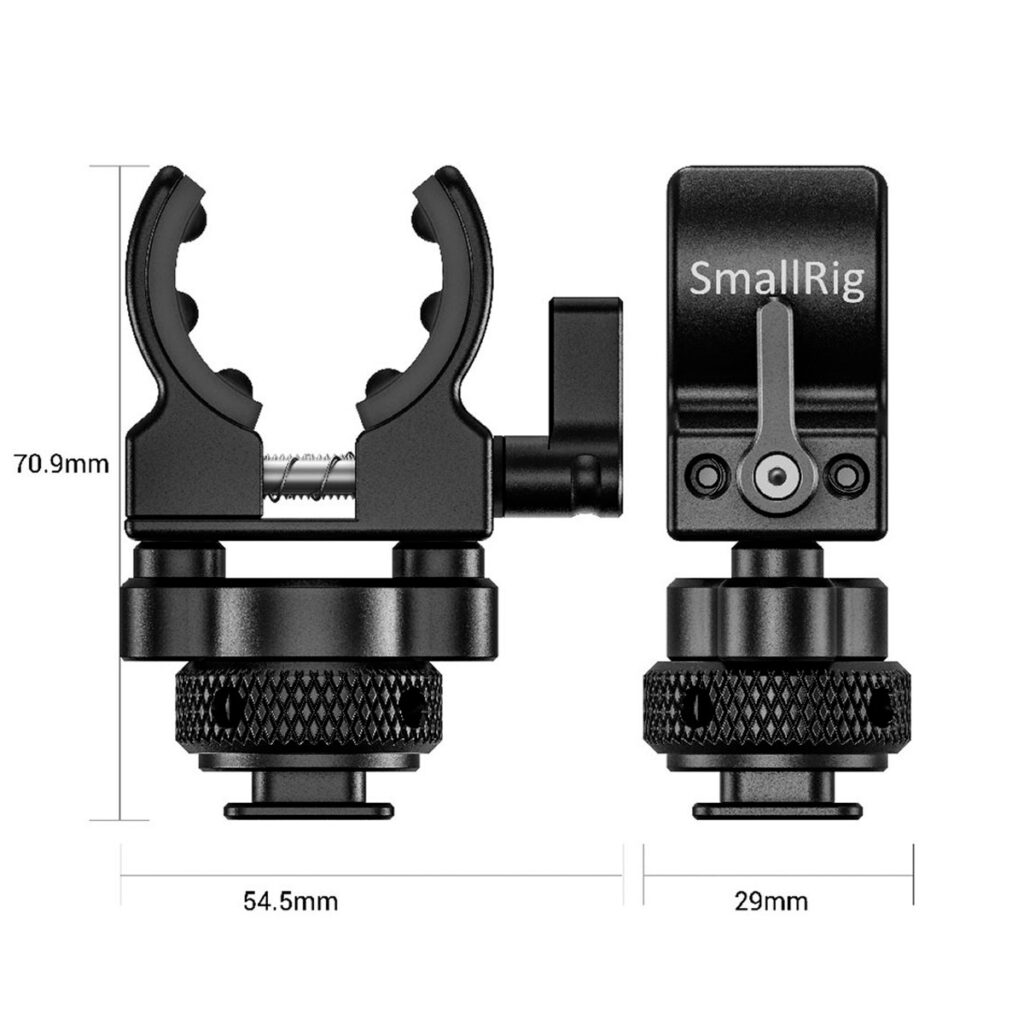 SmallRig-2352-3 SmallRig 2352 Shotgun Mic Holder (Cold Shoe) on kuvassa edestä ja sivulta, ja sen mitat ovat 70,9 mm korkea, 54,5 mm leveä (edessä) ja 29 mm syvä (sivulla). Siinä on pyöreä kiristysnuppi ja integroitu cold shoe -kiinnike.