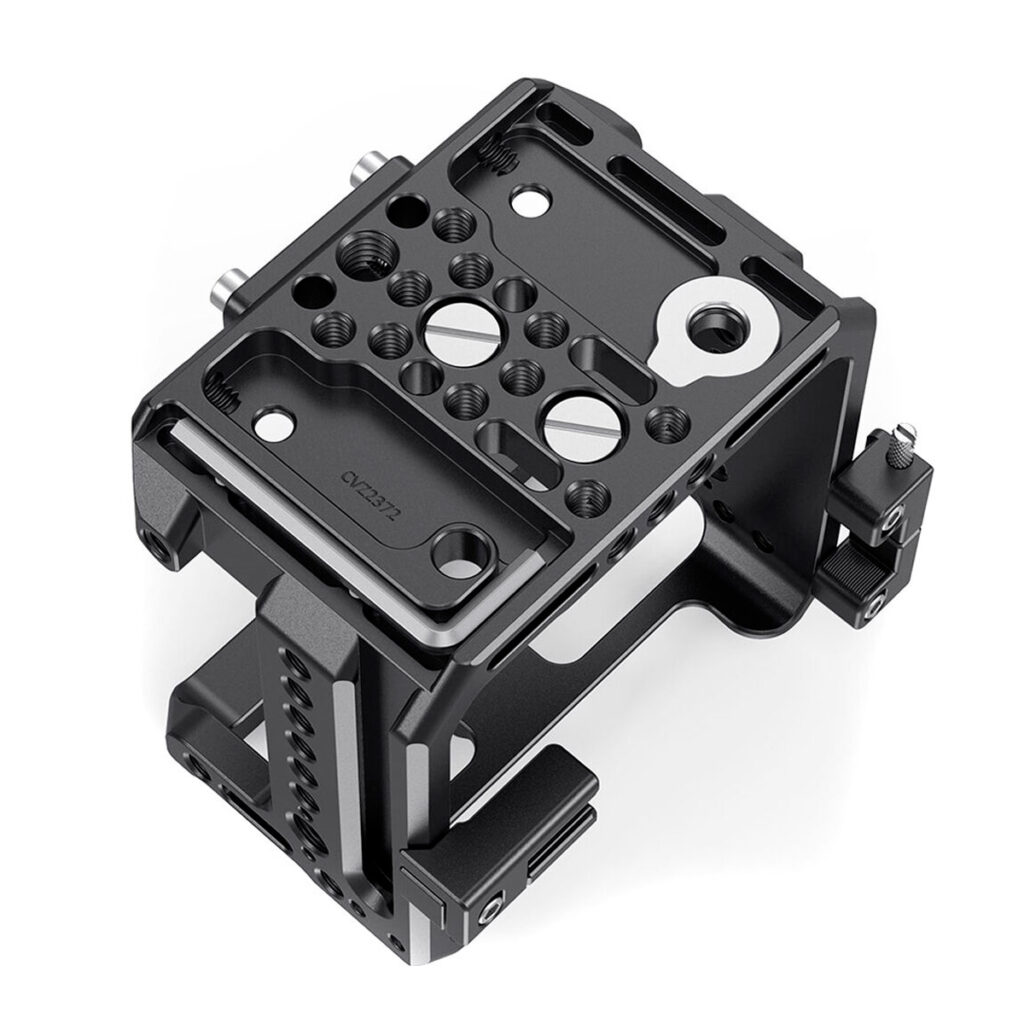 SmallRig-2372-4 SmallRig 2372B Cage for Z CAM E2C on musta metallinen kamerahäkki, jossa on useita kierteitettyjä reikiä ja kiinnityspisteitä suojausta ja lisävarusteiden kiinnitystä varten.