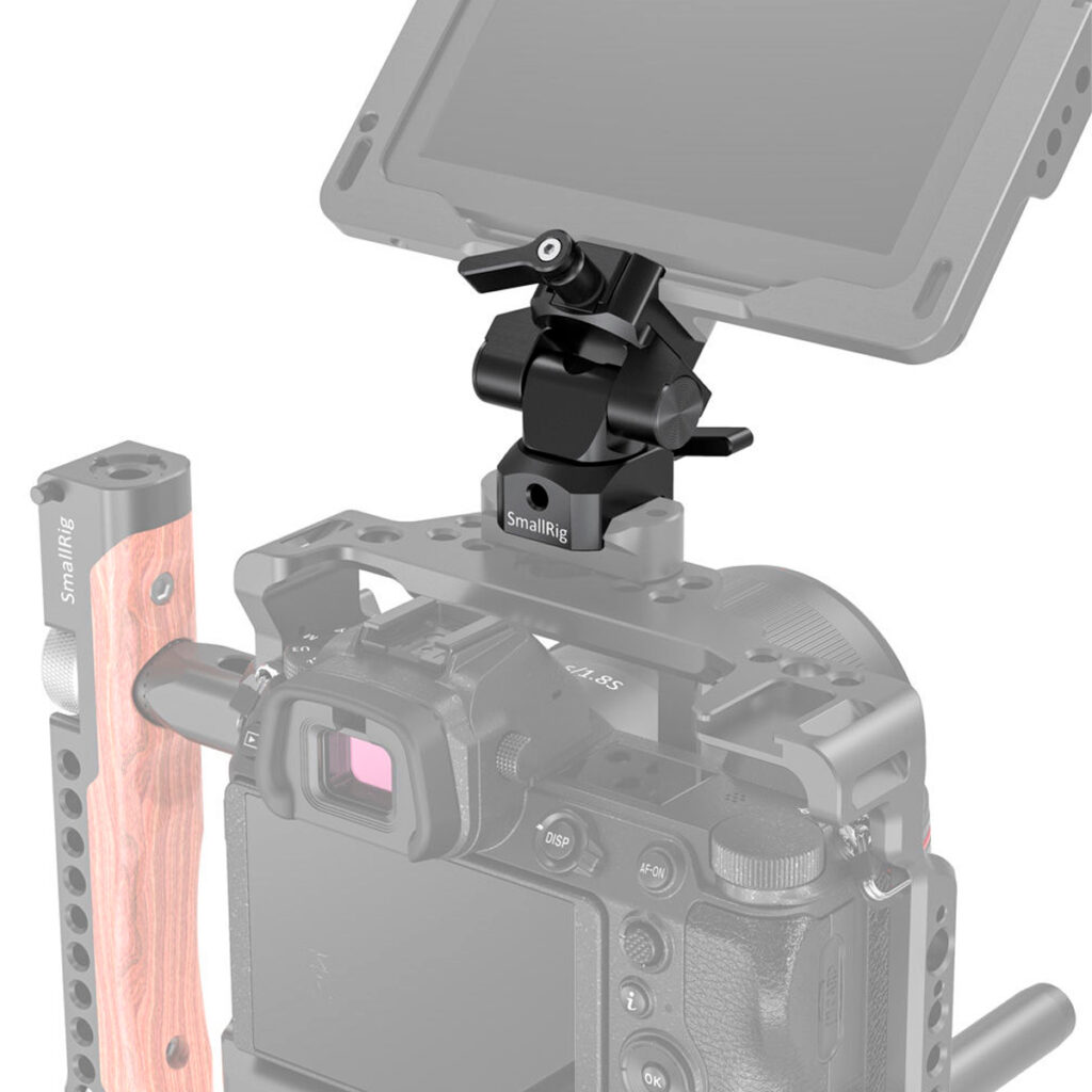 SmallRig-2385-2 Puisella sivukahvalla varustetun kameratelineen päällä on SmallRig 2385 Swivel & Tilt Mount with Nato Clamp, joka tukee ulkoista näyttöä.