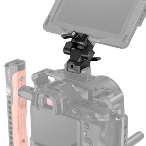SmallRig-2385-2 Puisella sivukahvalla varustetun kameratelineen päällä on SmallRig 2385 Swivel & Tilt Mount with Nato Clamp, joka tukee ulkoista näyttöä.