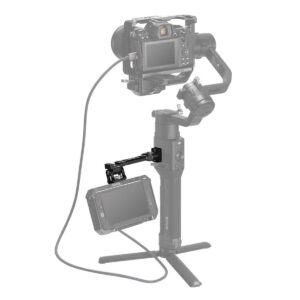 SmallRig-2386-2 Digitaalinen kamera käsikäyttöisellä gimbalilla, johon on kiinnitetty ulkoinen näyttö SmallRig 2386 Adjustable Mount for Ronin-S / SC / Crane 3 / Weebill -kiinnikkeellä varren ja kaapelin avulla ja joka on asetettu pienelle jalustalle.