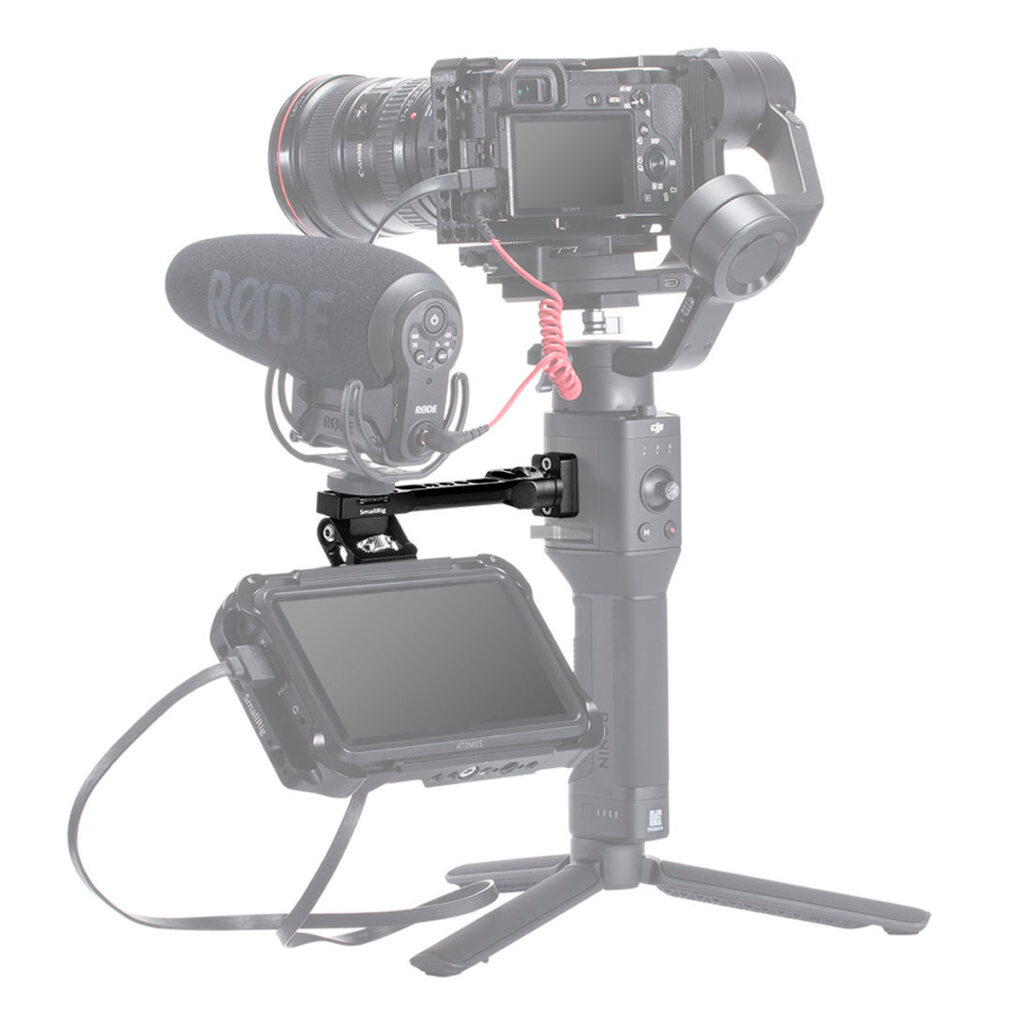 SmallRig-2386-4 Ammattilaiskameran asetukset videokuvausta varten SmallRig 2386 Adjustable Mount for Ronin-S/SC/Crane 3/Weebill -kiinnikkeellä, jossa on Rode-mikrofoni ja ulkoinen monitori, joka on kiinnitetty käsivaralta pidettävään gimbal-stabilisaattoriin.