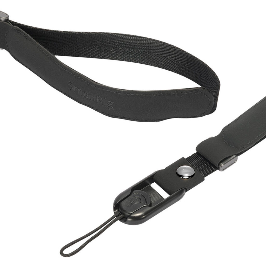 SmallRig-2398-2 Lähikuvassa SmallRig 2398 Wrist Strap for Camera -rannehihna mustana, jossa näkyy sen metallinen lukko, painonappi ja säädettävä silmukka kameran turvallista kiinnittämistä varten.