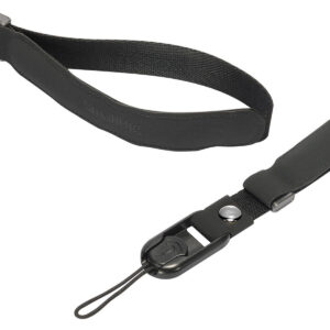 SmallRig-2398-2 Lähikuvassa SmallRig 2398 Wrist Strap for Camera -rannehihna mustana, jossa näkyy sen metallinen lukko, painonappi ja säädettävä silmukka kameran turvallista kiinnittämistä varten.