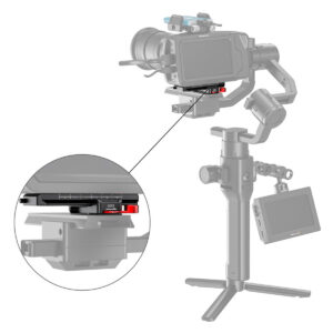 SmallRig 2403 Offset Kit BMPCC 4K/6K:lle ja Ronin S:lle asennettuna kameran kanssa gimbaaliin, kuvassa lähikuvassa, jossa näkyy kameran levyn punainen lukituskytkinmekanismi turvallista kiinnitystä varten.