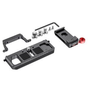 SmallRig 2403 Offset Kit BMPCC 4K/6K:lle ja Ronin S:lle sisältää metallisen pohjalevyn, jossa on merkinnät, L-muotoisen kiinnikkeen, punaisella vivulla varustetun pikakiinnikkeen, ruuvit ja kuusiokoloavaimen - kaikki siististi järjestetty valkoiselle pohjalle.