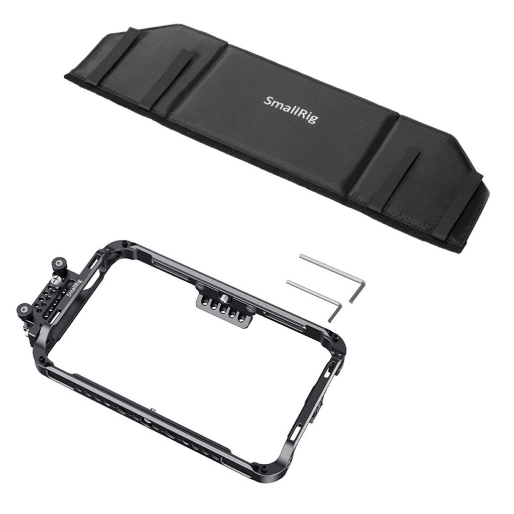 SmallRig-2409-3 SmallRig 2409 Cage Kit ja aurinkosuoja Shogun 7:lle sisältää mustan metallisen kamerahäkin, kaksi kuusiokoloavainta ja pehmustetun suojakotelon, jossa on merkintä SmallRig valkoisella pohjalla.