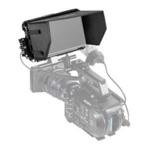 SmallRig-2409-4 SmallRig 2409 Cage Kit ja Sunhood for Shogun 7 on asennettu ammattikäyttöön tarkoitetun Sony-videokameran päälle, jonka osittain haalistunut runko korostaa ulkoista monitoriasennusta.