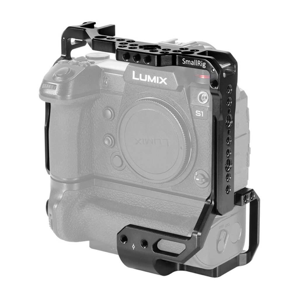 SmallRig-2410 Mustaa metallia oleva SmallRig 2410 Cage for S1/S1R with BGS1 Battery Grip on asennettu Panasonic Lumix S1 -kameraan, ja se tarjoaa suojaavan kehyksen ja lisävarusteiden kiinnityspisteet. Kamera näkyy harmaasävyisenä häkin korostamiseksi.