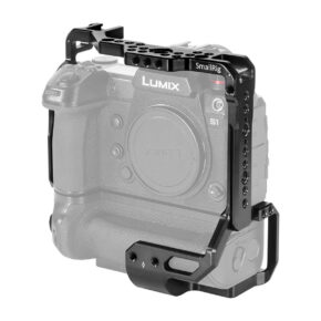 SmallRig-2410 Mustaa metallia oleva SmallRig 2410 Cage for S1/S1R with BGS1 Battery Grip on asennettu Panasonic Lumix S1 -kameraan, ja se tarjoaa suojaavan kehyksen ja lisävarusteiden kiinnityspisteet. Kamera näkyy harmaasävyisenä häkin korostamiseksi.