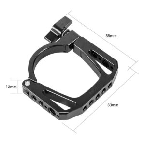 SmallRig 2412 Mounting Clamp for Ronin-SC on musta metallinen kiinnitin, jossa on pikavipu, useita reikiä ja kolmiomainen leikkaus. Mitat: Mitat: 88 mm leveys, 83 mm pituus ja 12 mm paksuus.