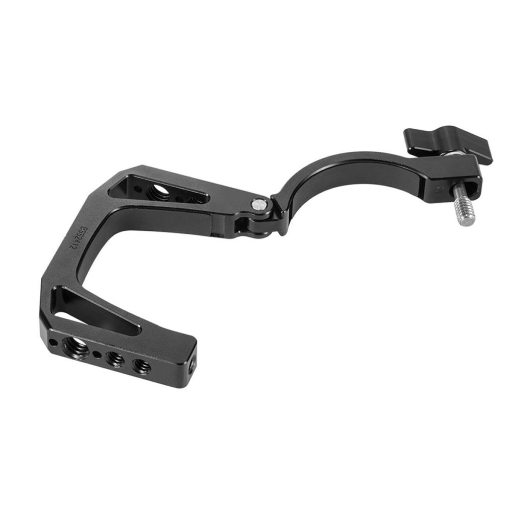 SmallRig 2412 Mounting Clamp for Ronin-SC on musta metallinen säädettävä kahva, jossa on kaareva varsi, useita kiinnitysreikiä ja kiristysnuppi toisessa päässä.