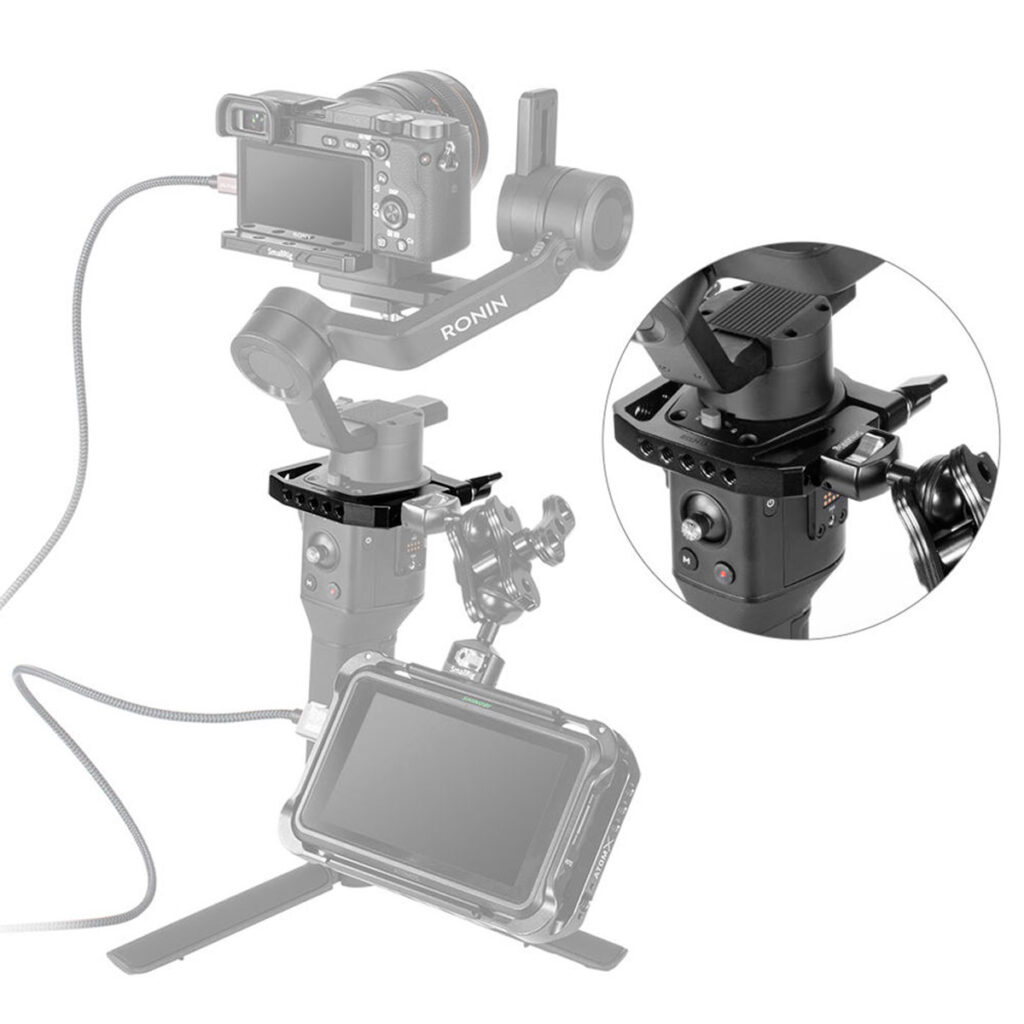 Kamera on kiinnitetty DJI Ronin -gimbaliin, ja ulkoinen näyttö on kiinnitetty alapuolelle SmallRig 2412 Mounting Clamp for Ronin-SC -kiinnikkeellä. Lähikuvassa näkyy kiinnitin, joka yhdistää monitorin kardaanin kahvaan.