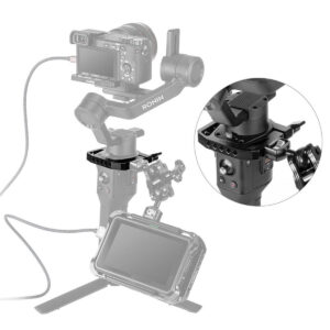 Kamera on kiinnitetty DJI Ronin -gimbaliin, ja ulkoinen näyttö on kiinnitetty alapuolelle SmallRig 2412 Mounting Clamp for Ronin-SC -kiinnikkeellä. Lähikuvassa näkyy kiinnitin, joka yhdistää monitorin kardaanin kahvaan.