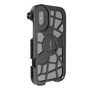 SmallRig-2414 SmallRig 2414 Pro Mobile Cage iPhone X/XS:lle on musta metallihäkki, jossa on geometriset leikkaukset ja säädettävä pyöreä linssikiinnike vasemmalla ylhäällä, ihanteellinen liikkuvaan videokuvaukseen ja valokuvaukseen.