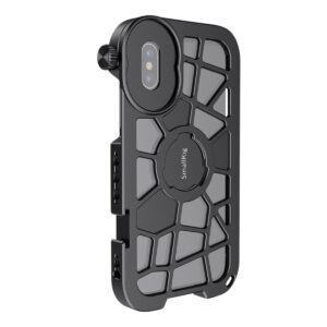 SmallRig-2414 SmallRig 2414 Pro Mobile Cage iPhone X/XS:lle on musta metallihäkki, jossa on geometriset leikkaukset ja säädettävä pyöreä linssikiinnike vasemmalla ylhäällä, ihanteellinen liikkuvaan videokuvaukseen ja valokuvaukseen.