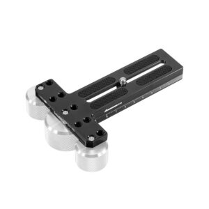 SmallRig-2420-2 SmallRig 2420 Counterweight Mount Plate for Ronin-SC on musta metallilevy, jossa on kolme suurta hopeista säätönuppia, keskimmäinen liukukisko, jossa on mittamerkinnät, ja useita ruuvinreikiä kameran tarkkaa asemointia varten.
