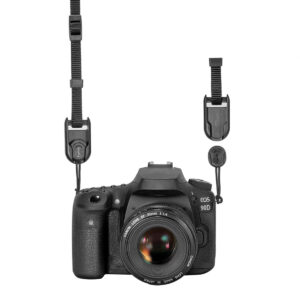 SmallRig-2421-3 SmallRig 2421 Rapid Link Connectors with Base -liitännät ja jalusta on kiinnitetty mustaan DSLR-kameraan, joka on ripustettu hihnasta eteenpäin valkoista taustaa vasten. Kameran rungossa näkyy kameran malli EOS 90D.