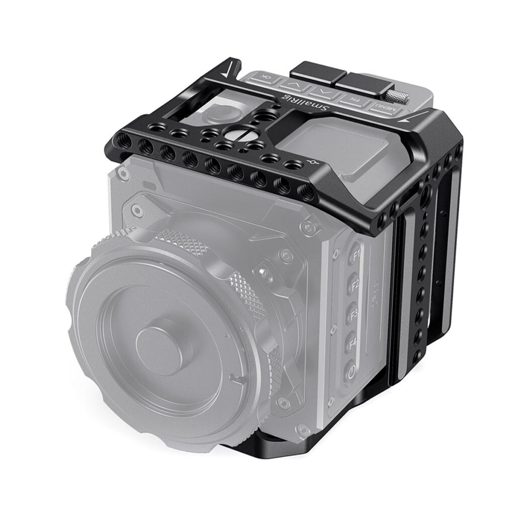 SmallRig-2423-2 SmallRig 2423 Cage for Z CAM E2-S6 / F6 / F8, joka on valmistettu mustasta metallista ja jossa on useita kiinnitysreikiä, on asennettu osittain läpinäkyvän kameran rungon ympärille häkin rakenteen ja kiinnityspisteiden esittelemiseksi.