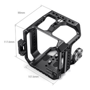 SmallRig-2423-4 SmallRig 2423 Cage for Z CAM E2-S6 / F6 / F8 on musta metallinen kamerahäkki, jossa on useita kiinnityspisteitä ja säätönupit: 90 mm (leveys), 117,6 mm (korkeus) ja 107,6 mm (syvyys).